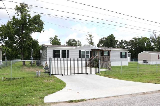 5419 Carriage Trails Lane, Mont Belvieu, TX 77523