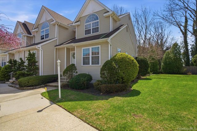 10 Heckscher Spur Road, East Islip, NY 11730