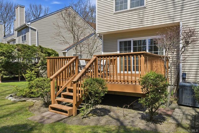 10 Heckscher Spur Road, East Islip, NY 11730