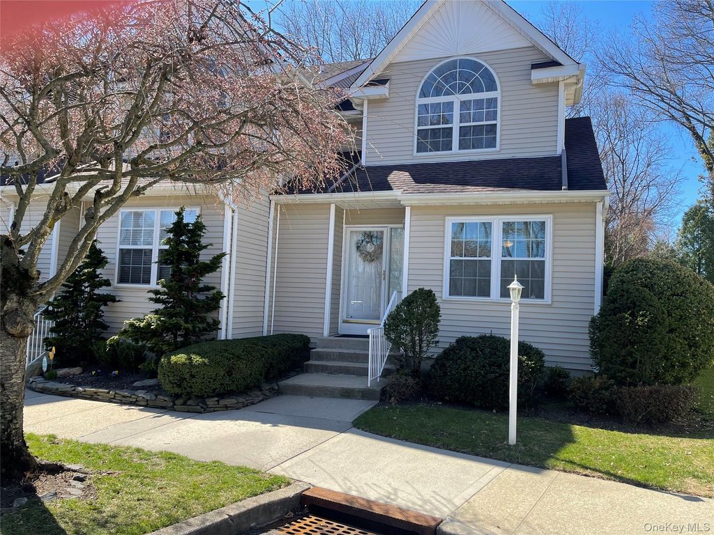 10 Heckscher Spur Road, East Islip, NY 11730