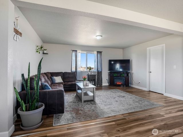 13576 NE Road 10, Moses Lake, WA 98837