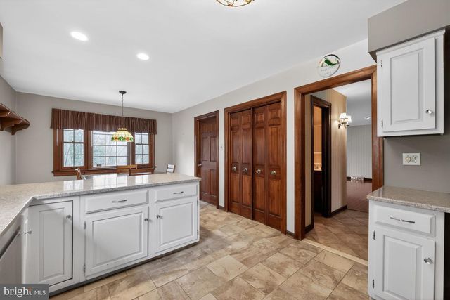 200 LAUREL LN, Mount Laurel, NJ 08054