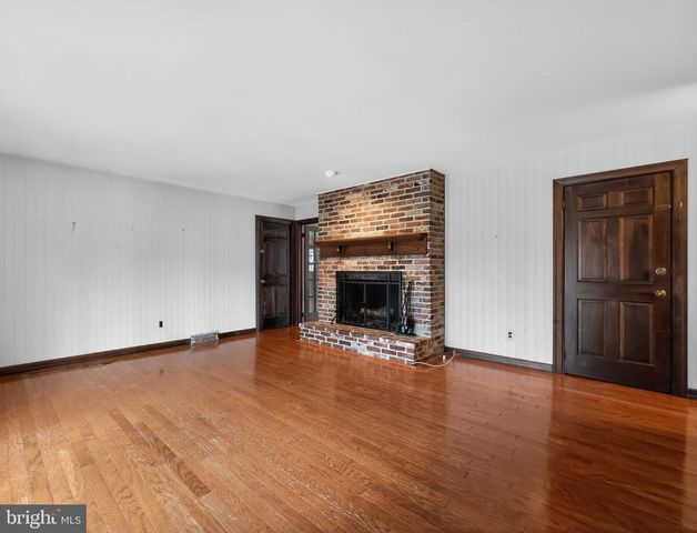 200 LAUREL LN, Mount Laurel, NJ 08054