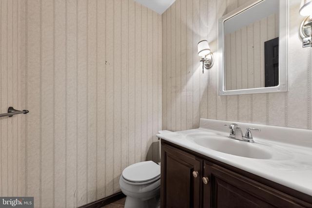 200 LAUREL LN, Mount Laurel, NJ 08054