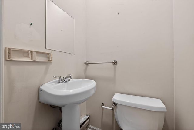 200 LAUREL LN, Mount Laurel, NJ 08054