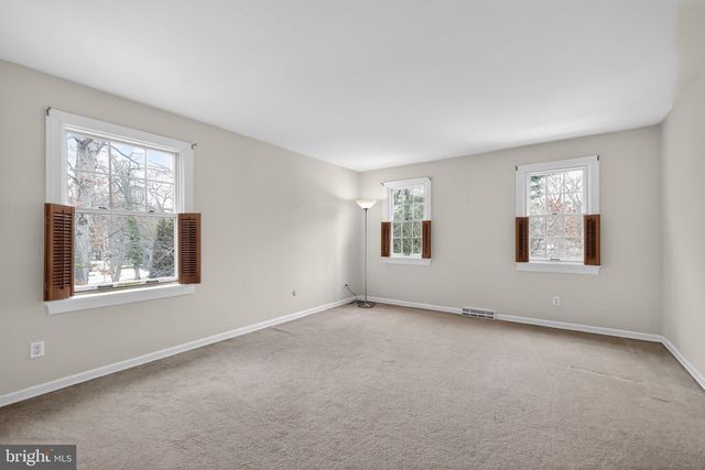 200 LAUREL LN, Mount Laurel, NJ 08054