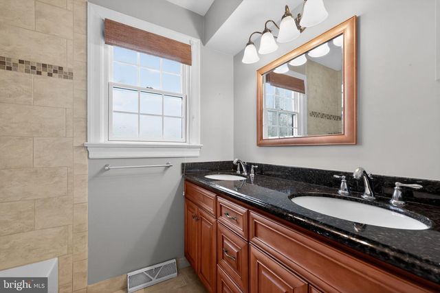 200 LAUREL LN, Mount Laurel, NJ 08054