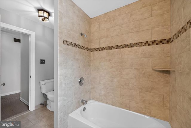 200 LAUREL LN, Mount Laurel, NJ 08054