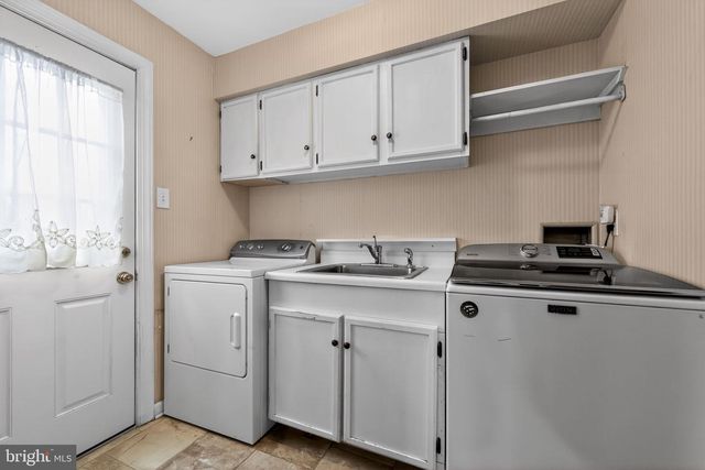 200 LAUREL LN, Mount Laurel, NJ 08054