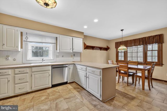 200 LAUREL LN, Mount Laurel, NJ 08054