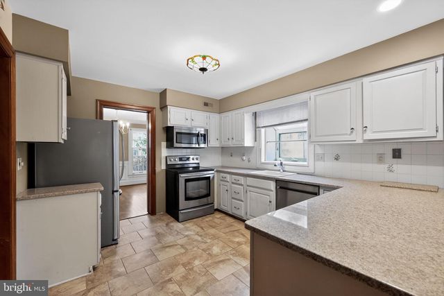 200 LAUREL LN, Mount Laurel, NJ 08054