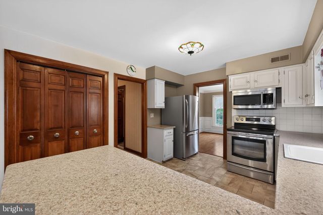 200 LAUREL LN, Mount Laurel, NJ 08054