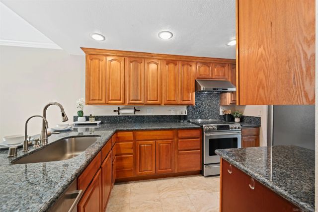 8745 Caminito Sueno, La Jolla, CA 92037