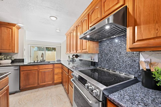 8745 Caminito Sueno, La Jolla, CA 92037