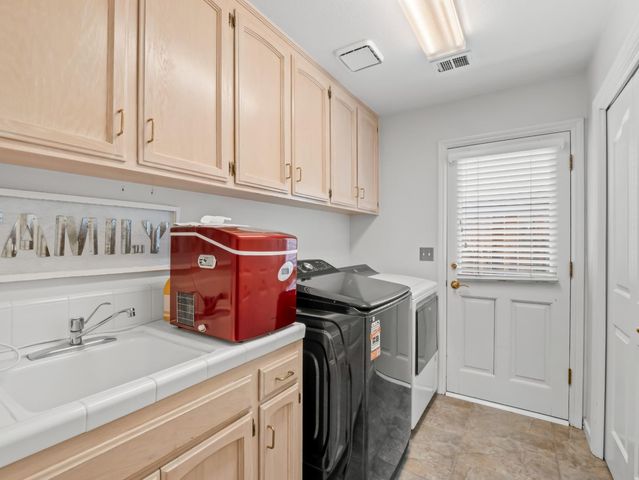 9377 N Saint Martin Drive, Fresno, CA 93720