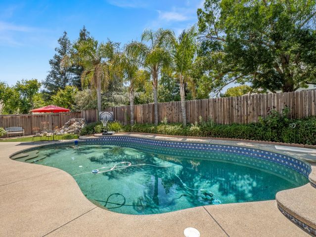 9377 N Saint Martin Drive, Fresno, CA 93720