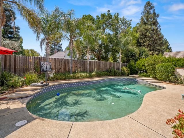 9377 N Saint Martin Drive, Fresno, CA 93720