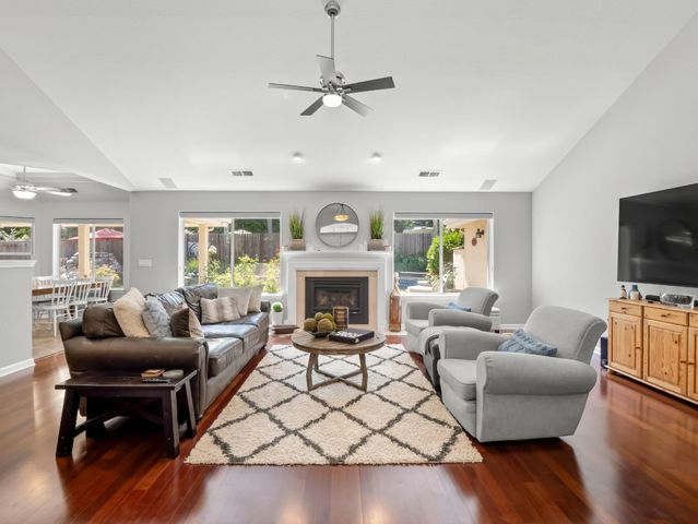 9377 N Saint Martin Drive, Fresno, CA 93720