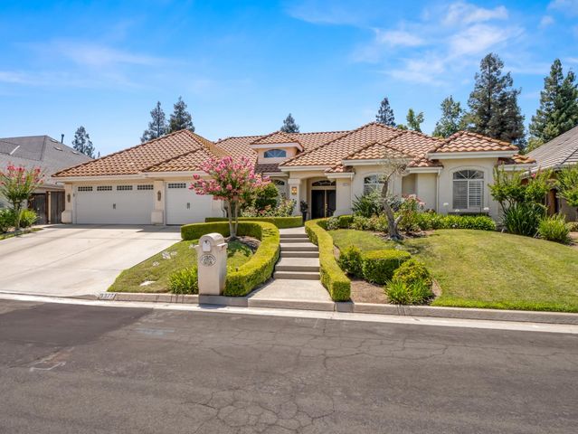 9377 N Saint Martin Drive, Fresno, CA 93720