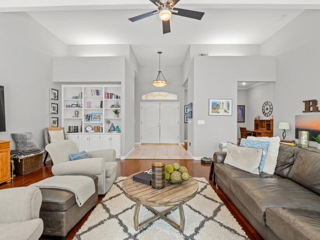 9377 N Saint Martin Drive, Fresno, CA 93720
