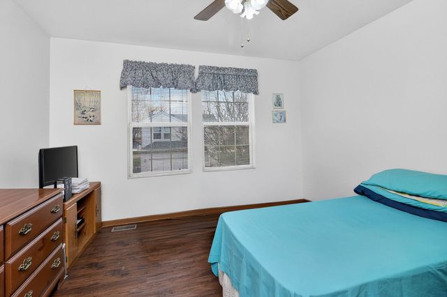 342 Ogden Falls Boulevard, Oswego, IL 60543