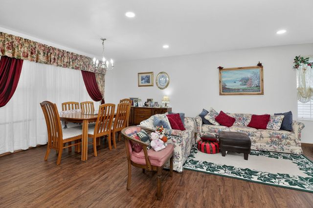 342 Ogden Falls Boulevard, Oswego, IL 60543