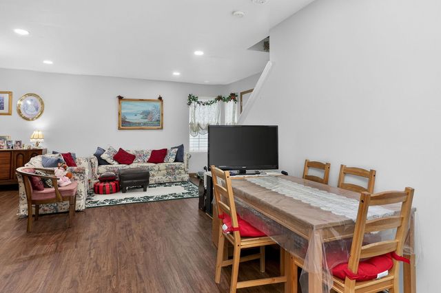 342 Ogden Falls Boulevard, Oswego, IL 60543