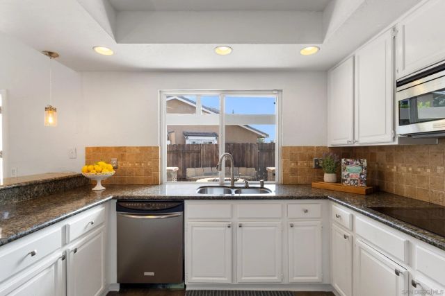 761 Rocking Horse Rd, Vista, CA 92081