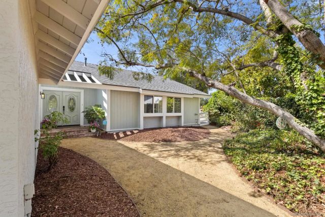 761 Rocking Horse Rd, Vista, CA 92081