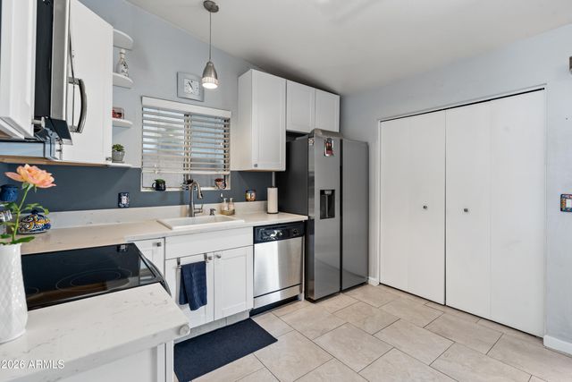 421 E BEHREND Drive, Phoenix, AZ 85024