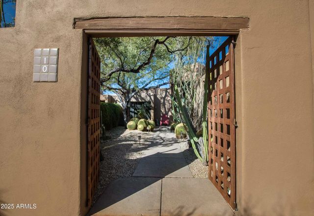 8502 E CAVE CREEK Road 10, Carefree, AZ 85377