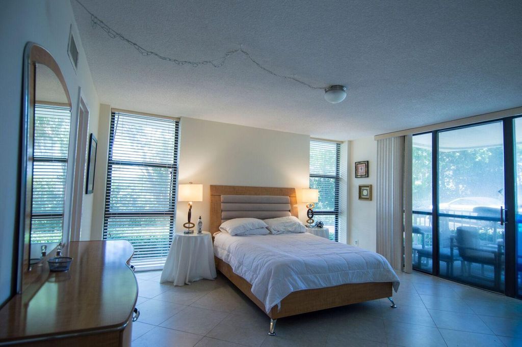 Image 11 of property listing at 3200 S Ocean Boulevard D101, Palm Beach, FL 33480