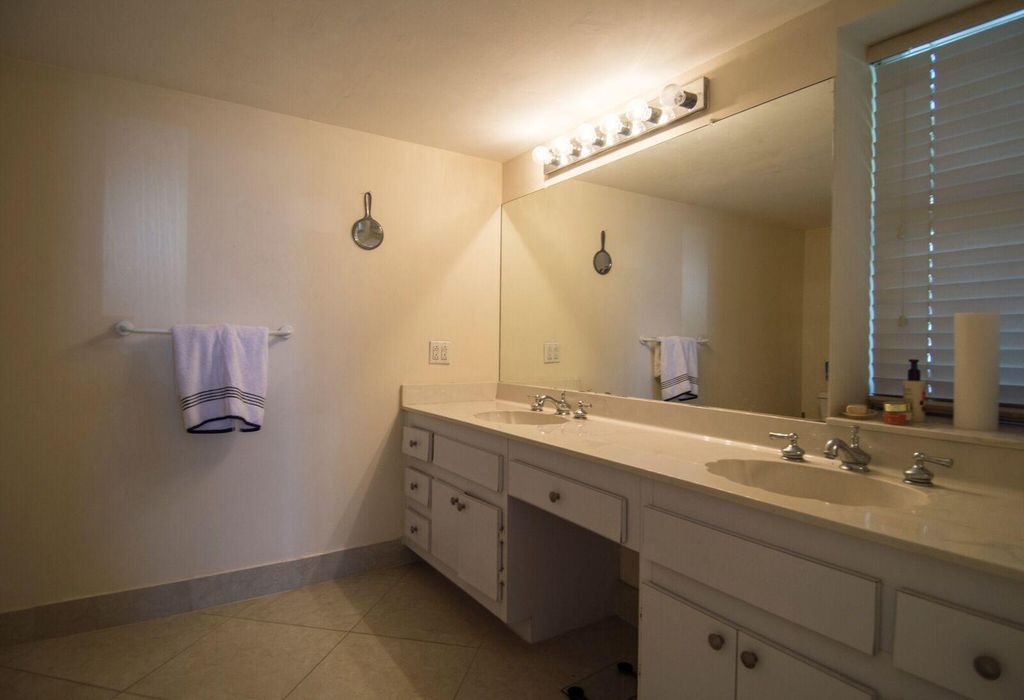 Image 12 of property listing at 3200 S Ocean Boulevard D101, Palm Beach, FL 33480