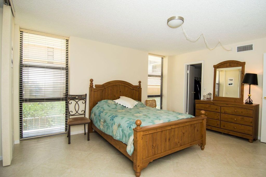 Image 14 of property listing at 3200 S Ocean Boulevard D101, Palm Beach, FL 33480