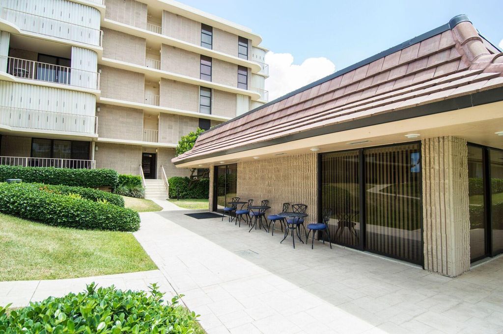 Image 18 of property listing at 3200 S Ocean Boulevard D101, Palm Beach, FL 33480