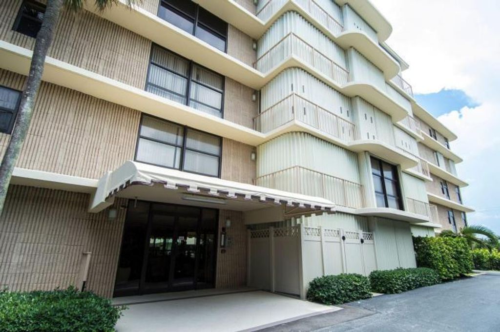 Image 2 of property listing at 3200 S Ocean Boulevard D101, Palm Beach, FL 33480