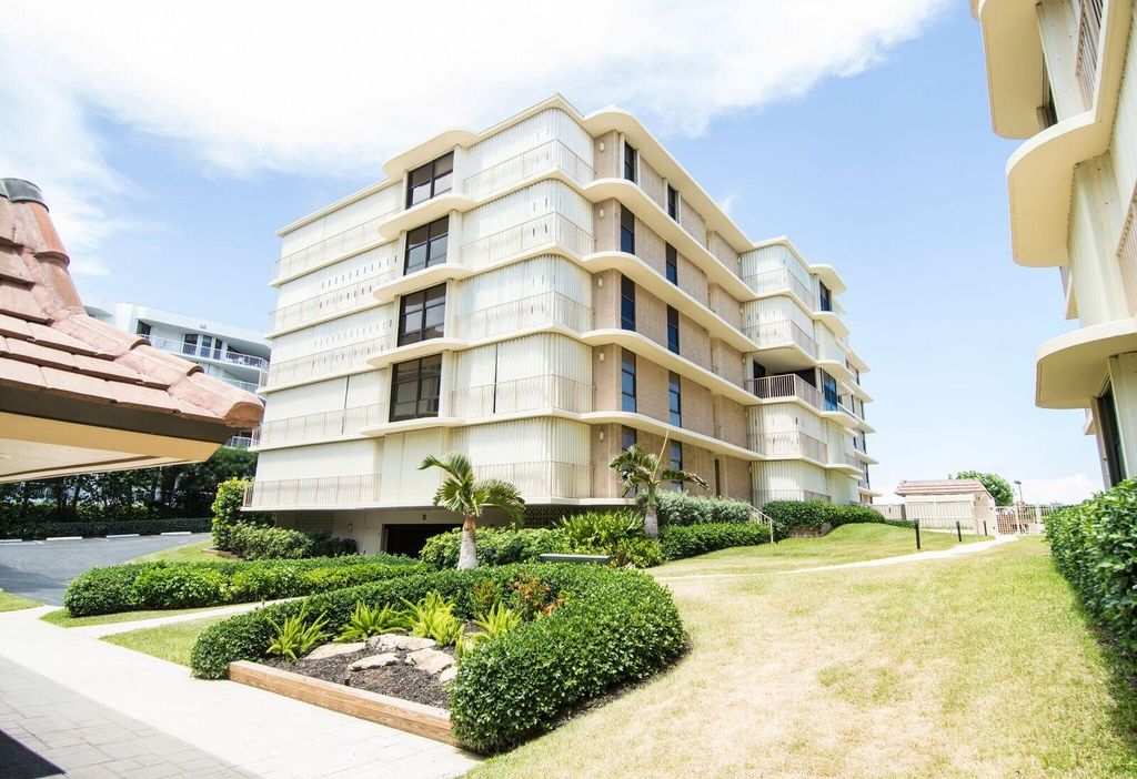 Image 23 of property listing at 3200 S Ocean Boulevard D101, Palm Beach, FL 33480