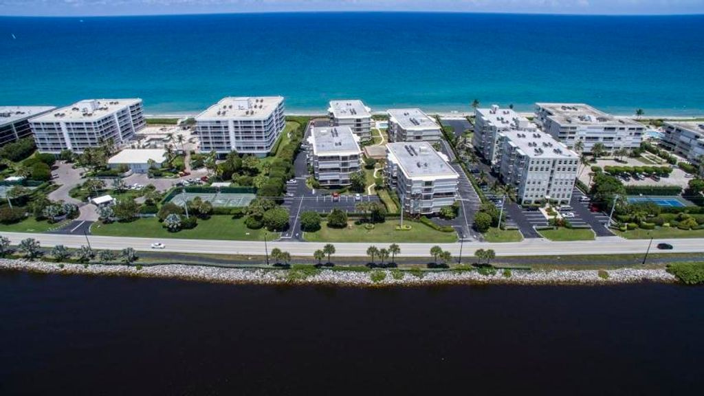 Image 28 of property listing at 3200 S Ocean Boulevard D101, Palm Beach, FL 33480