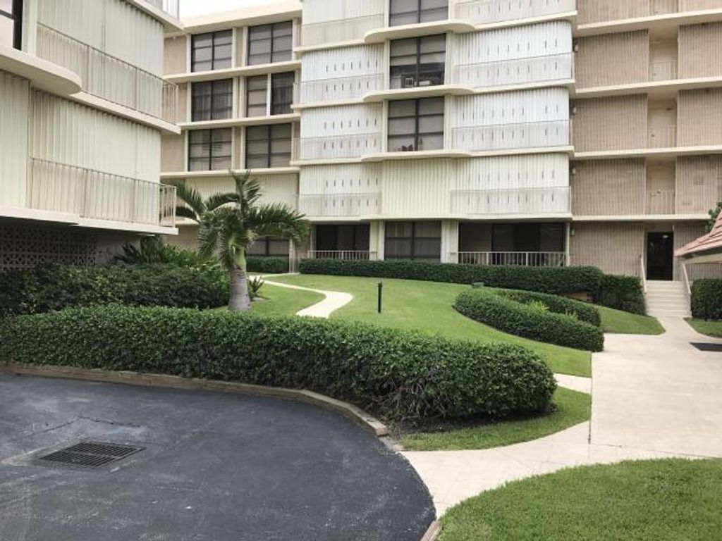 Image 3 of property listing at 3200 S Ocean Boulevard D101, Palm Beach, FL 33480
