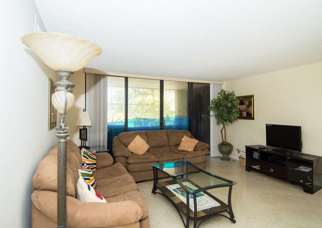 Image 6 of property listing at 3200 S Ocean Boulevard D101, Palm Beach, FL 33480