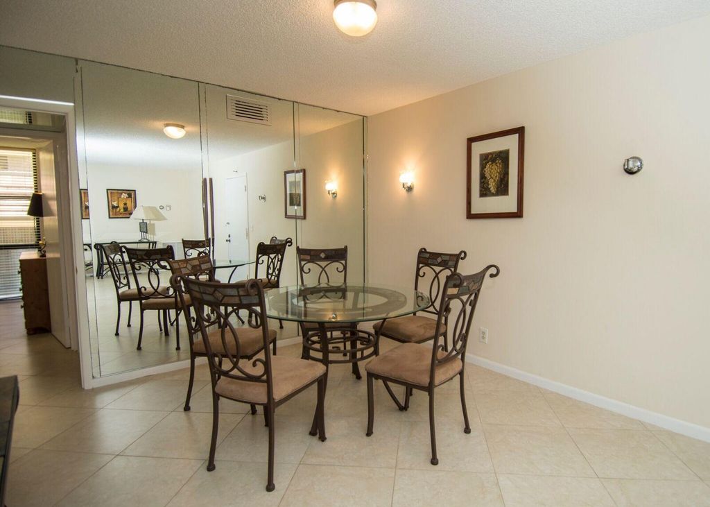 Image 7 of property listing at 3200 S Ocean Boulevard D101, Palm Beach, FL 33480