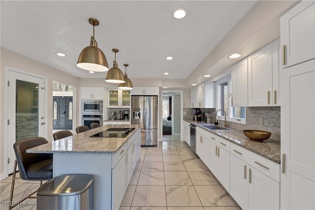 2925 Mill Gate Drive, Willoughby Hills, OH 44094