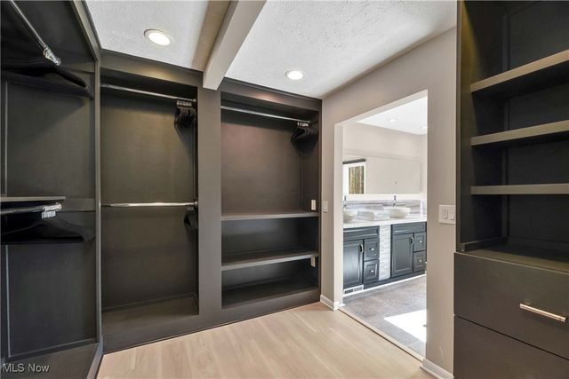 2925 Mill Gate Drive, Willoughby Hills, OH 44094