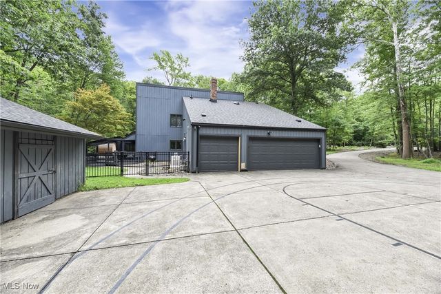 2925 Mill Gate Drive, Willoughby Hills, OH 44094