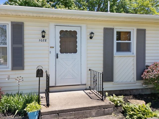 1078 Five Mile Line Road, Webster, NY 14580