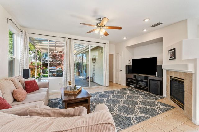 2070 Fenmore Way, Sacramento, CA 95835