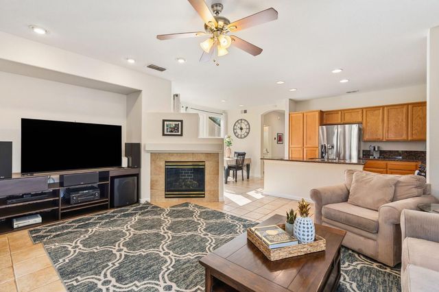 2070 Fenmore Way, Sacramento, CA 95835