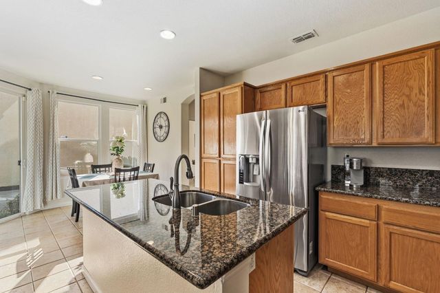 2070 Fenmore Way, Sacramento, CA 95835