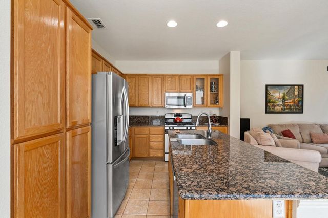 2070 Fenmore Way, Sacramento, CA 95835