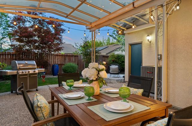 2070 Fenmore Way, Sacramento, CA 95835